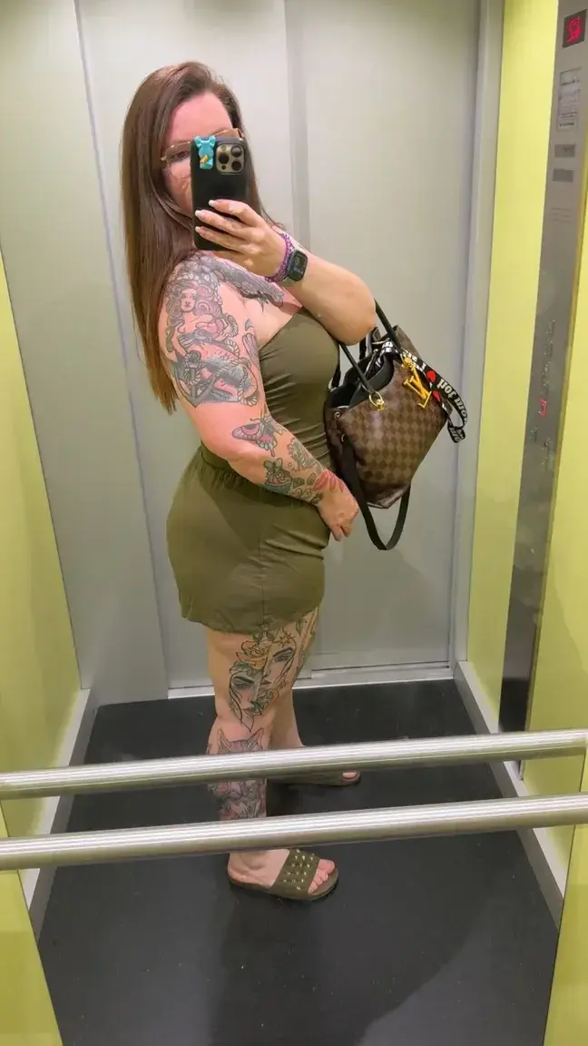 Bonne journée 😏Je ne porte absolument rien dessous ….