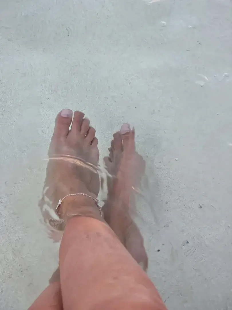 Leak & nude MYM — madyglamm : « Mes petits pieds dans l'eau » (MYM)