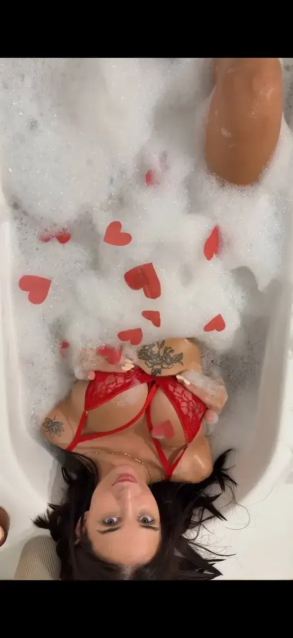 Leak public de Sweet_camily — « Tu veux une grosse surprise pour la #SaintValentinMYM ? Like et on se retrouve le 14 février 😏💓 » (nude) sur MYM