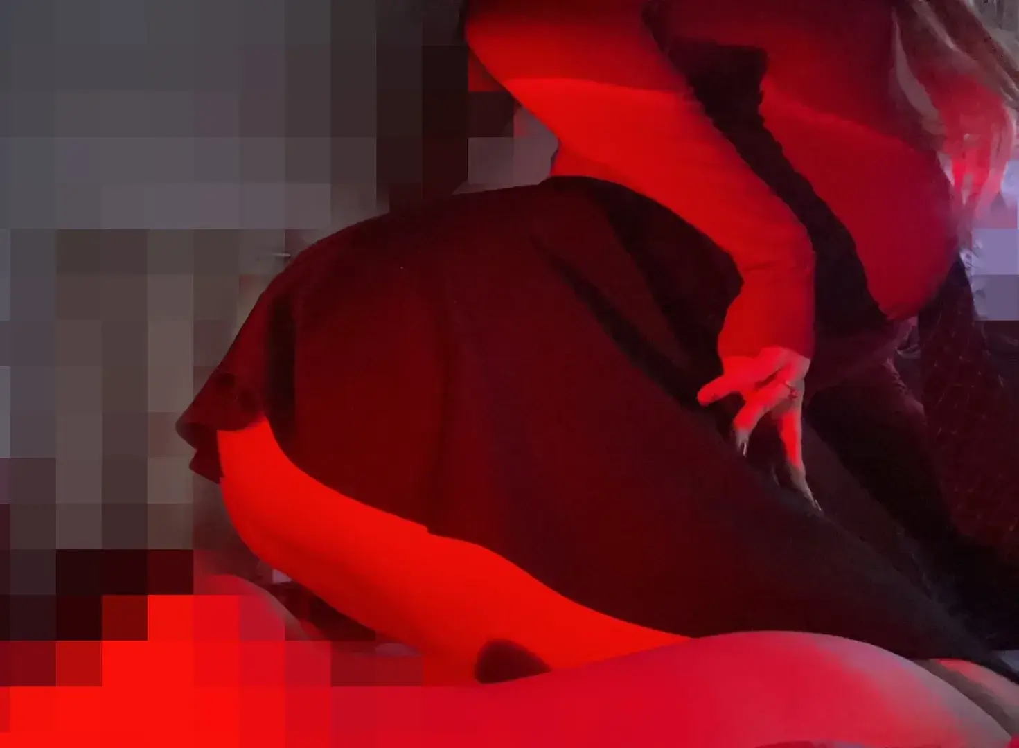 Quelle étourdie je fait 🤭Je crois que j'ai fait tomber mes papiers et ma culotte👀