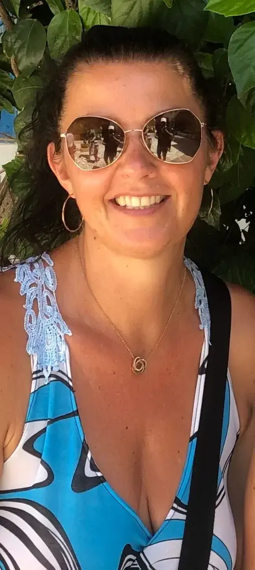 Leak & nude MYM — Odeurdepeche : « Robe d’été bleu et blanc, lunettes sur le nez… et l’été qui s’invite partout 🌊☀️Mode soleil activé, humeur insouciante 😌✨ » (MYM)