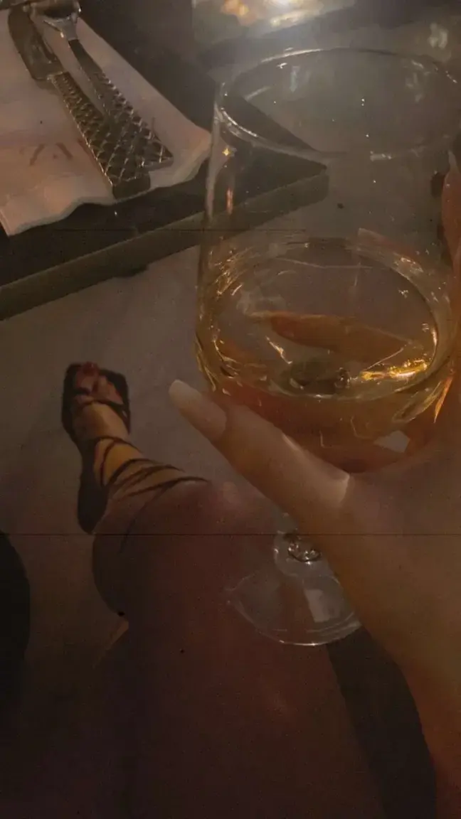Petit verre de vin… ça annonce une bonne soirée 🙂‍↔️