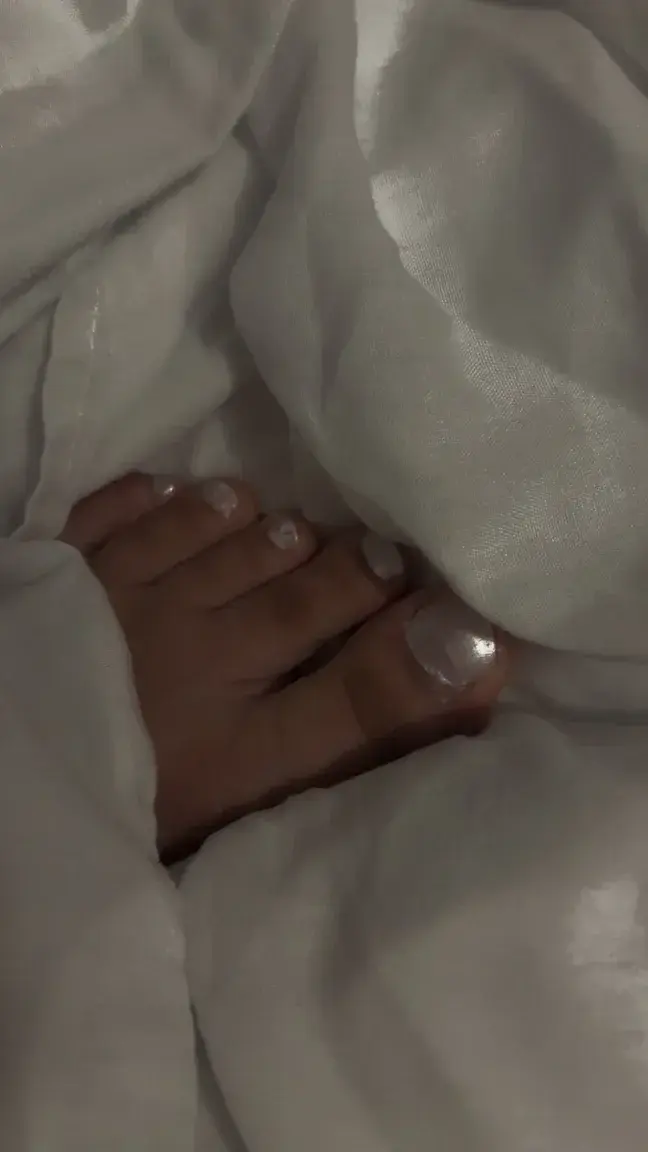 Matin calme, pieds nus encore lovés dans la douceur des draps blancs.👣🤍