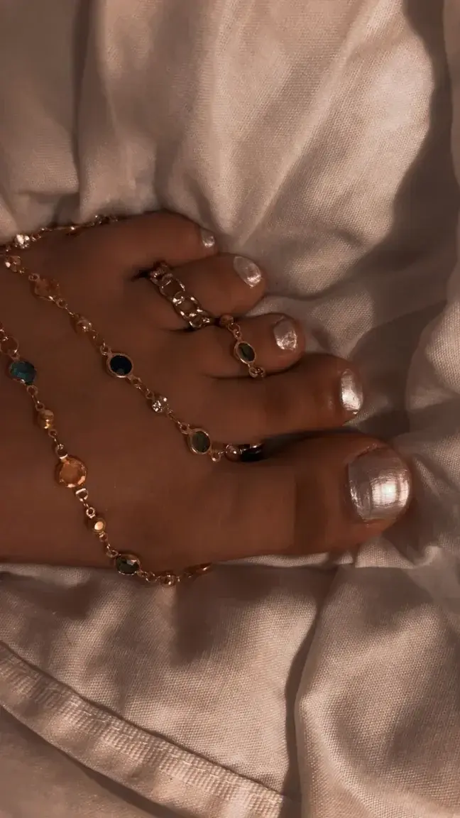 Les bijoux ne sont pas toujours portés au cou… parfois, ils épousent la liberté des pieds nus.