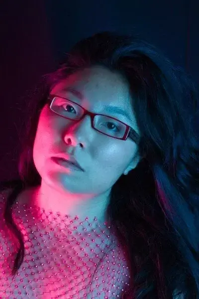 Leak & nude MYM — Shoyu : « Tout, en cette charmante jeunette asiatique, appelle au désir, à la chair, son regard profond, ses petites lunettes remontées sur son nez, une envie brute, charnelle, qui monte à la gorge, l'envie de la saisir, de goûter ces lèvres, goûter chaque parcelle de son corps. » (MYM)