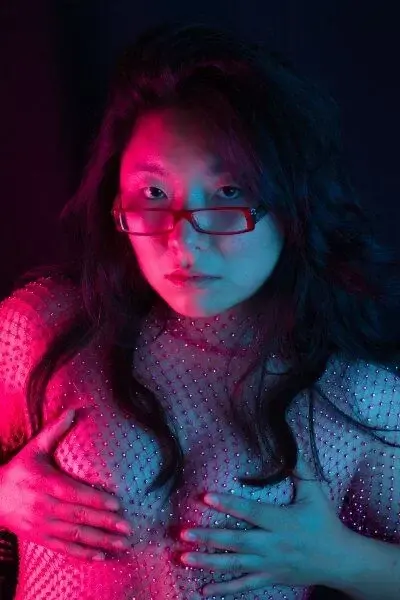 Leak & nude MYM — Shoyu : « Ses cheveux décoiffés tombent en cascade. Cette jolie secrétaire à lunette te scrute, ses lunettes volontairement glissées sur son petit nez espiègle. Elle se cache, sa tenue provocante appelant les caresses. Traite-la bien, occupe-toi d'elle. Rien ne pourrait lui faire plus plaisir.  👄 » (MYM)
