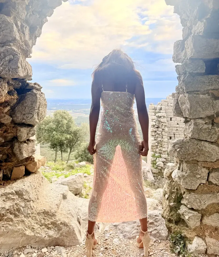 nue dans cette robe, vous validez les gars ?