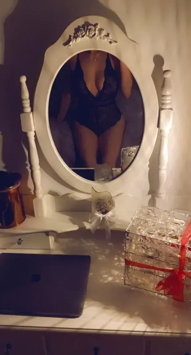 Une coquine bien préparer… tu es prêt pour ta surprise ? 🍆🍑