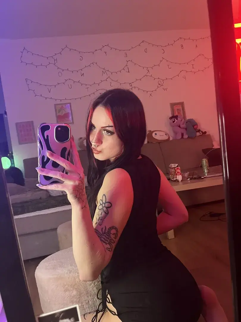 Leak public de Lululacoquine0 — « je t'attends en privé 🫣 » (nude) sur MYM