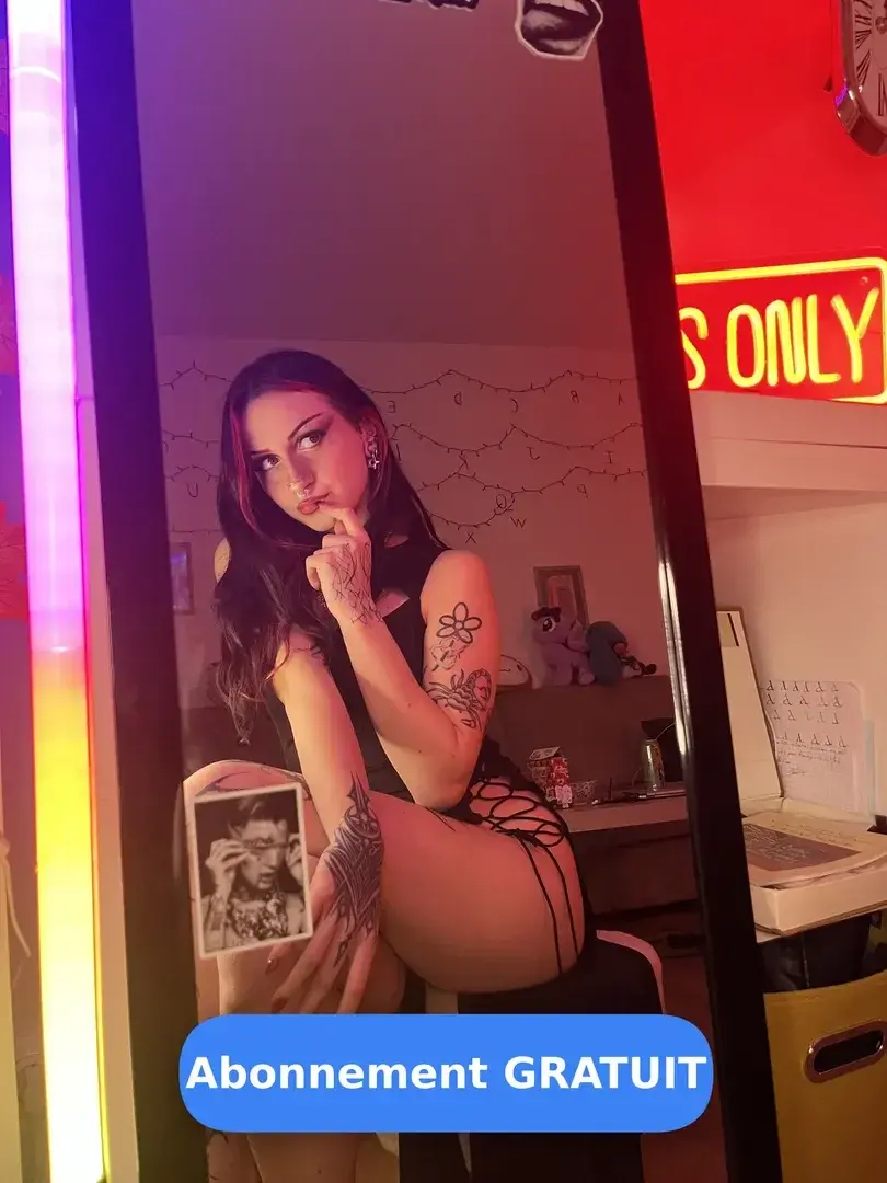 Leak public de Lululacoquine0 — « Oublie pas que mon abonnement est gratuit ! Le premier message = un cadeau rien que pour toi 🎁😏 » (nude) sur MYM