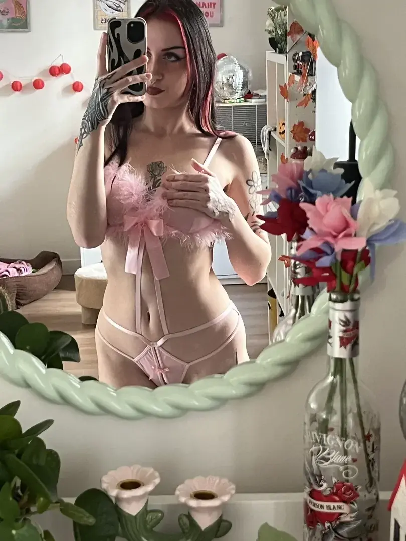 Leak public de Lululacoquine0 — « Je le dis souvent mais mon abonnement est gratuit ! Ceux qui osent m'écrire sont jamais déçus 😈🎁 » (nude) sur MYM