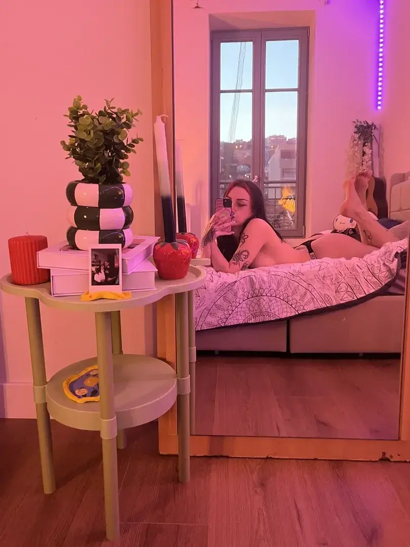 Leak public de Lululacoquine0 — « Mon abonnement est gratuit et ça durera pas longtemps ! Si tu m'écris t'auras une petite surprise 😘🎁 » (nude) sur MYM