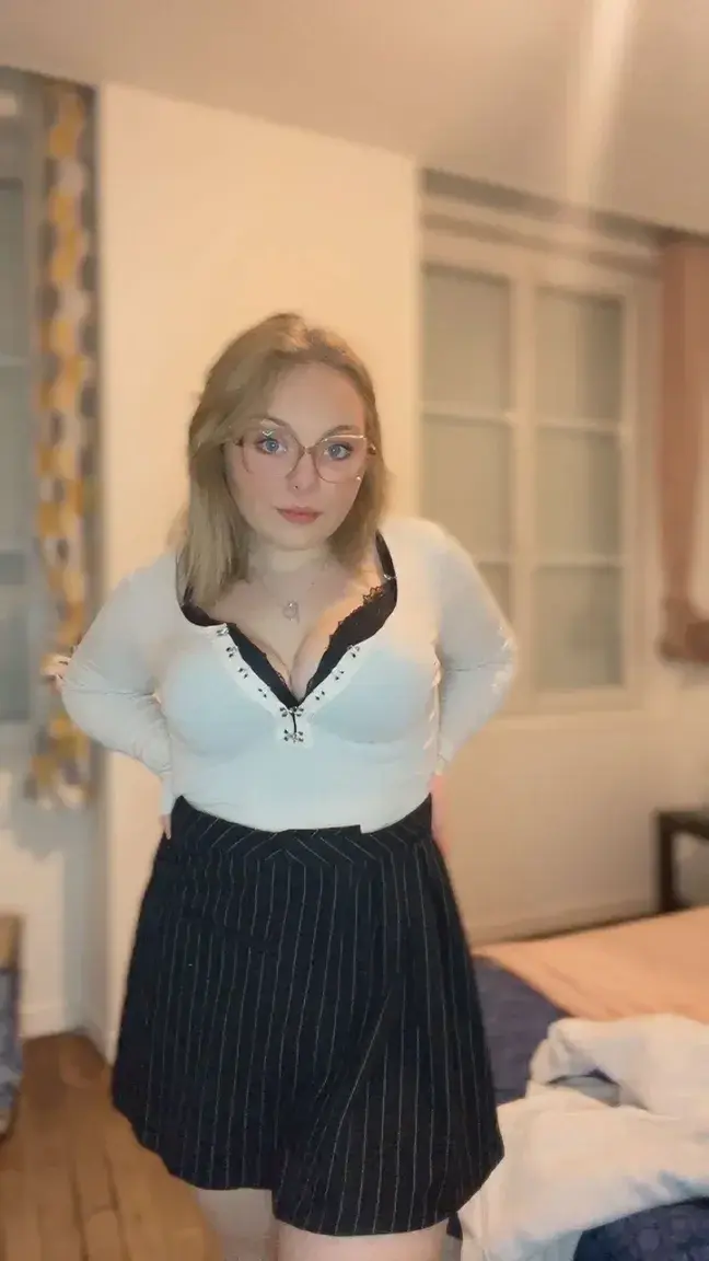 Leak & nude MYM — Krystalricci : « devine ce que j'ai filmé pour toi, abonnement gratuit sans code » (MYM)