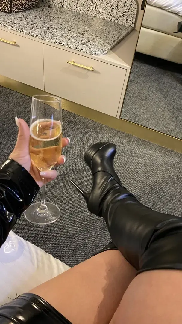 Champagne pour moi… vue sur mes bottes pour toi. À genoux et admire en silence. 🥂👢
