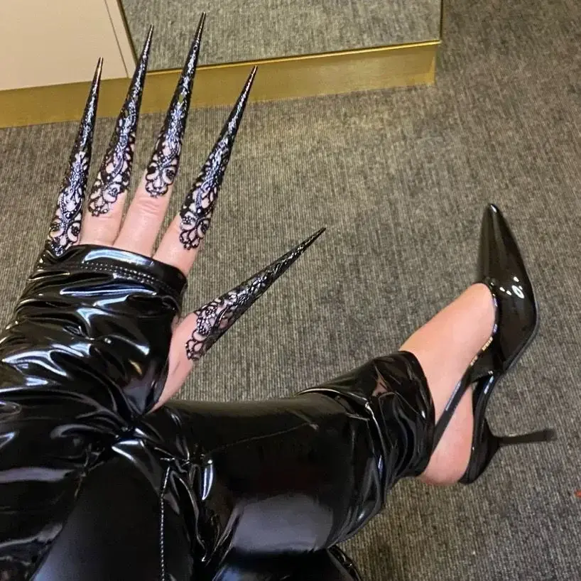 Mes griffes acérées, prêtes à griffer votre chair soumise et à marquer votre dévotion éternelle. Oserez-vous les approcher de plus près dans mes exclusivités ? Soumettez-vous et abonnez-vous. 🖤💅