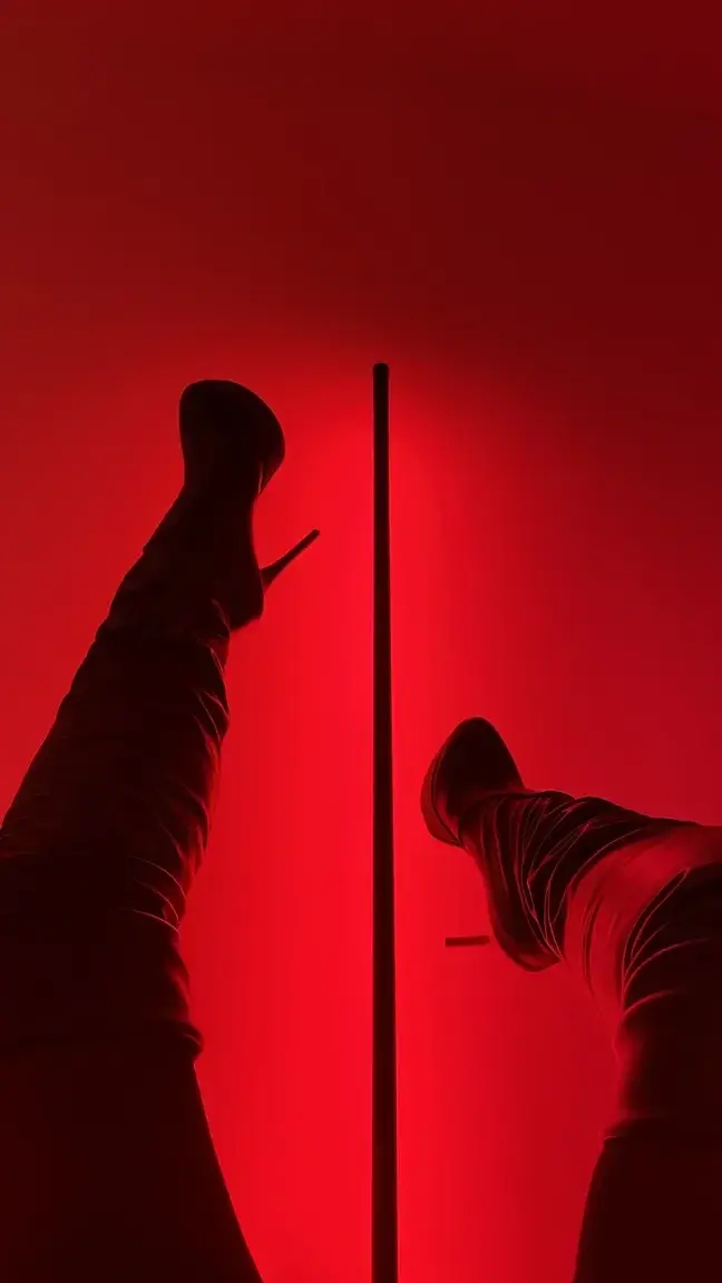 Tu veux te faire envoûter par mes cuissardes de dominatrice ? 👠Au pieds, à 4 pattes et j te dresse, et elle se dresse 🤭🫣