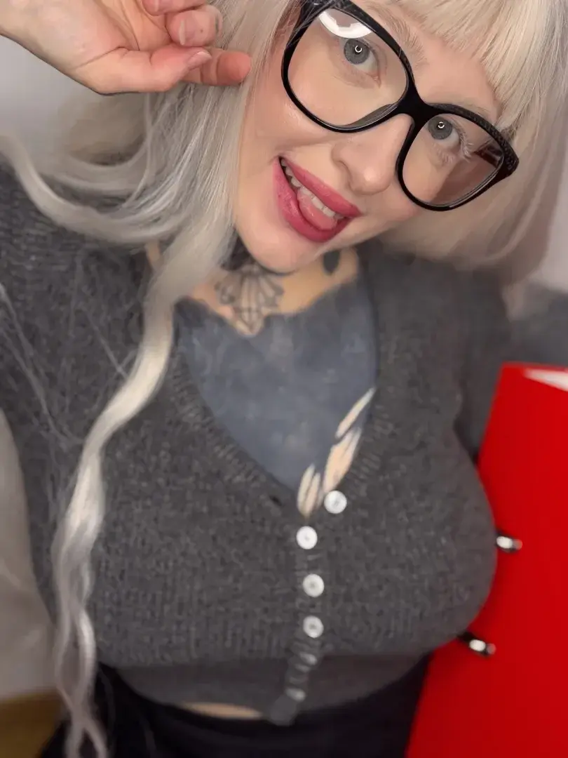 Leak public de Frizzycut — « Petite étudiante très obéissante 😘 » (nude) sur MYM