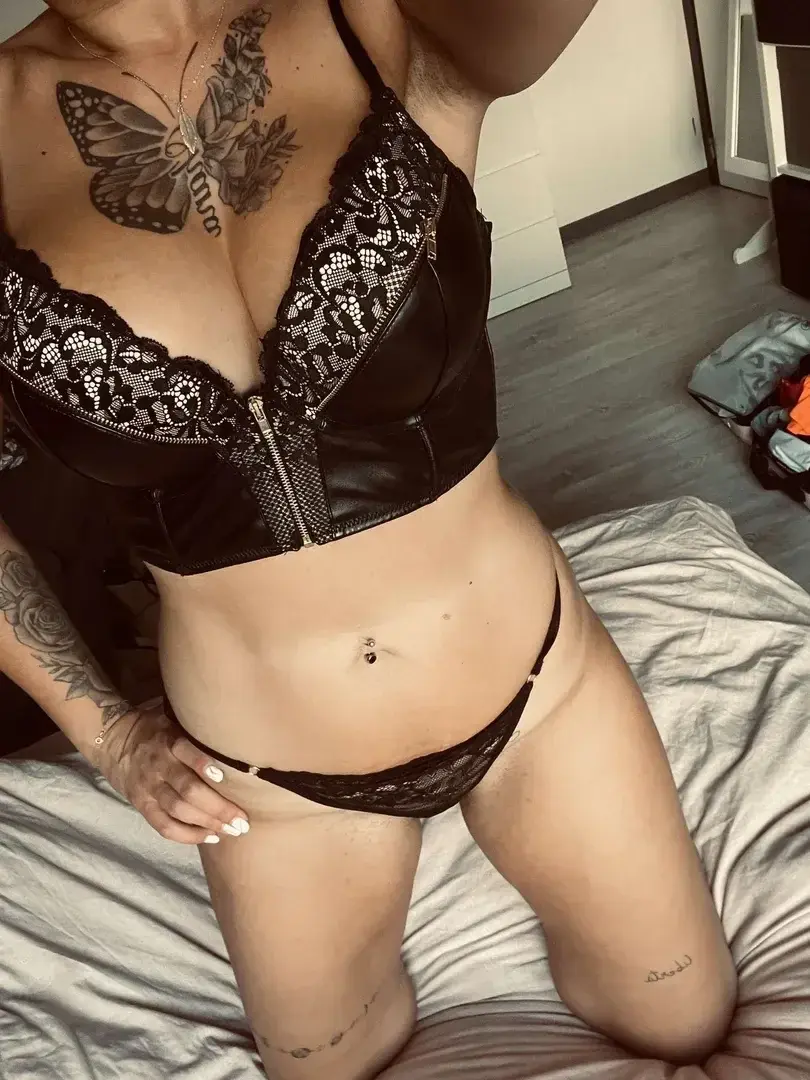 Tu aimes cette lingerie? aimerais -tu en voir plus?