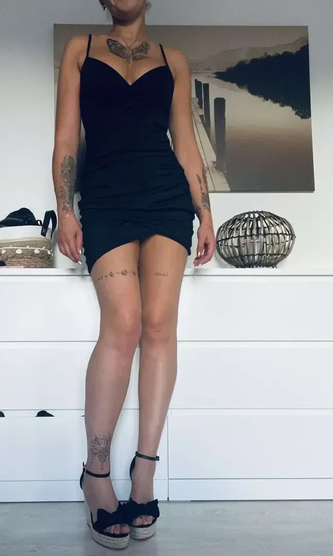 Comment me trouves tu dans cette robe? abonne toi pour me voir sans rien 🐱