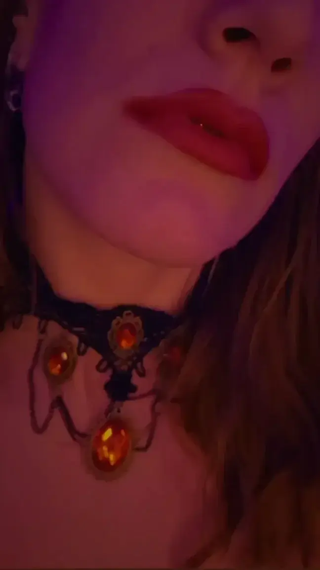 J'aimerais te faire salivé mais ce que j'aime c'est quand je salive sur toi 🥵😈