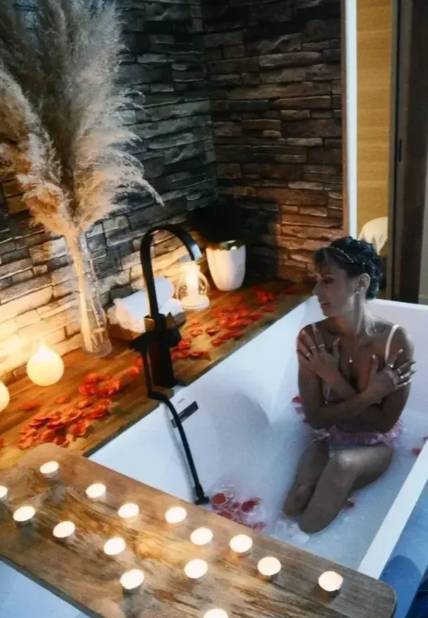 Un bon bain chaud, lumière tamisée, bougies, pétales de roses, sous vêtements sexy, musique d ambiance.....