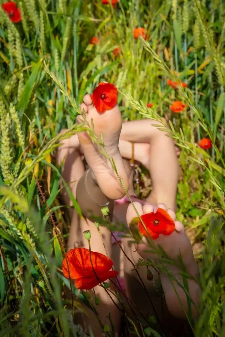 Mes jolies Pieds dans un champ coquelicots