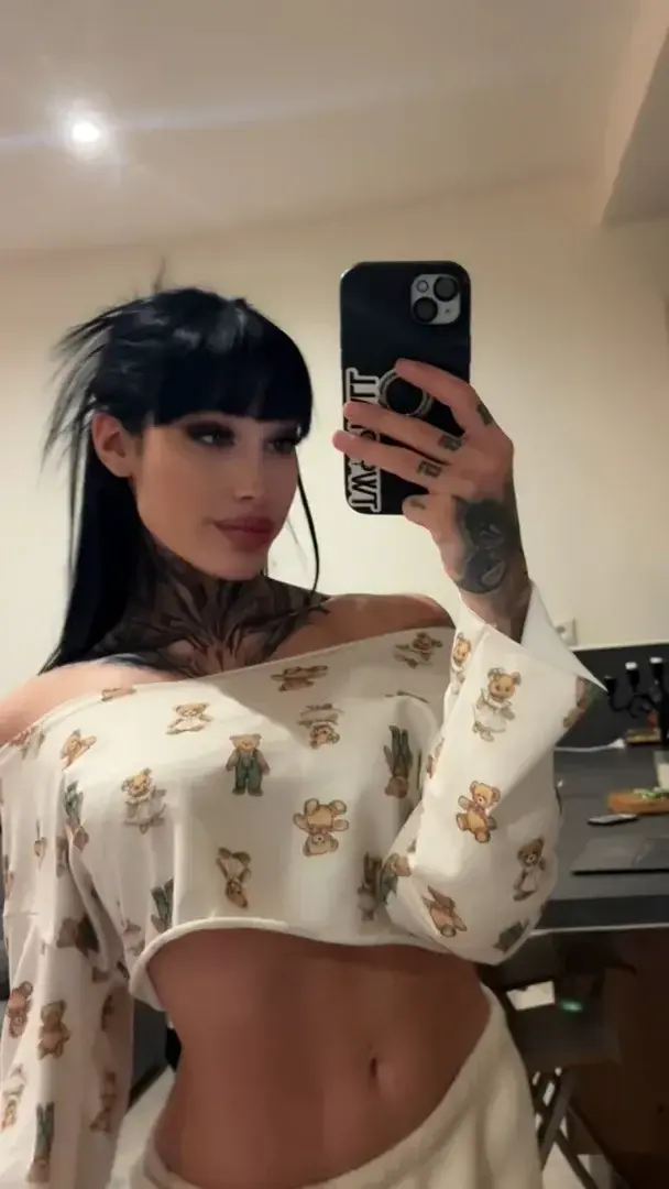Leak & nude MYM — lolabellucci_ : « J’ai l’air si innocente 🙈 » (MYM)