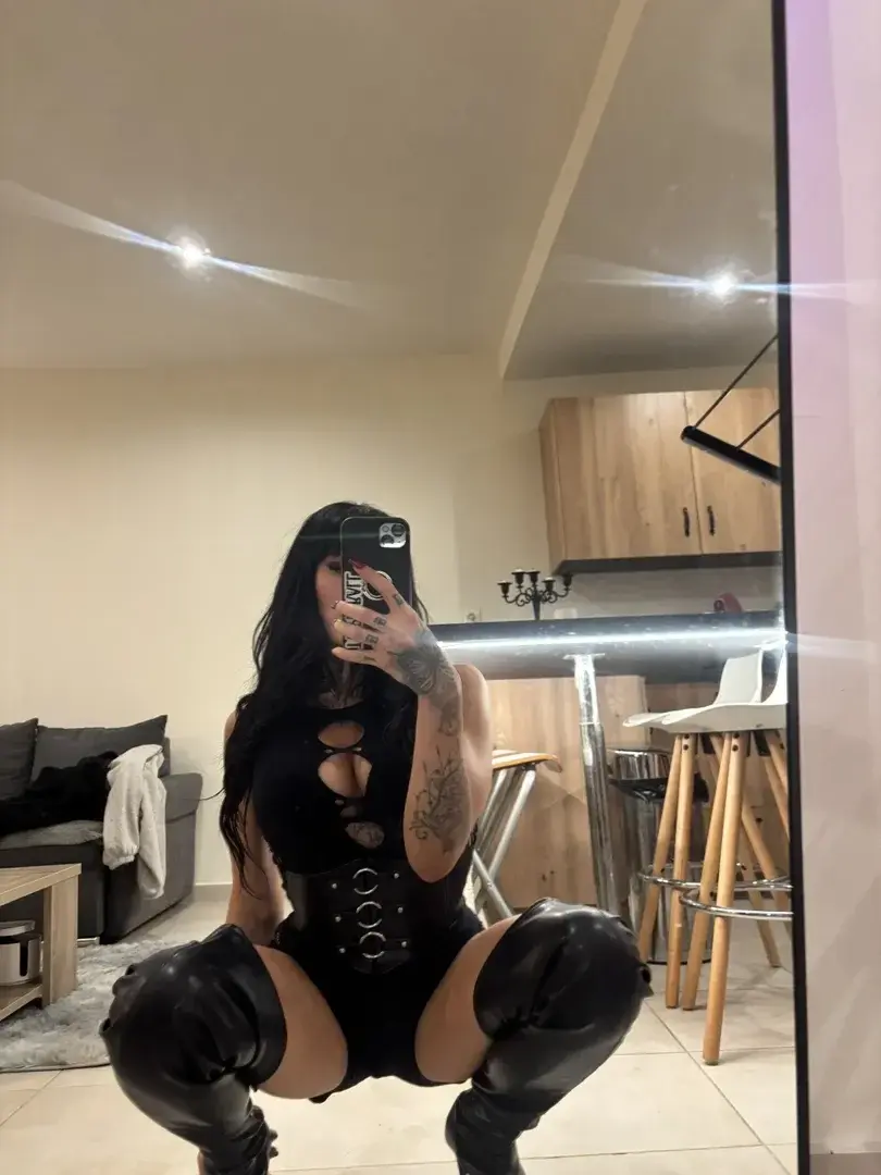 Leak & nude MYM — lolabellucci_ : « Imagine je te reçois dans cette tenue 🙈 » (MYM)