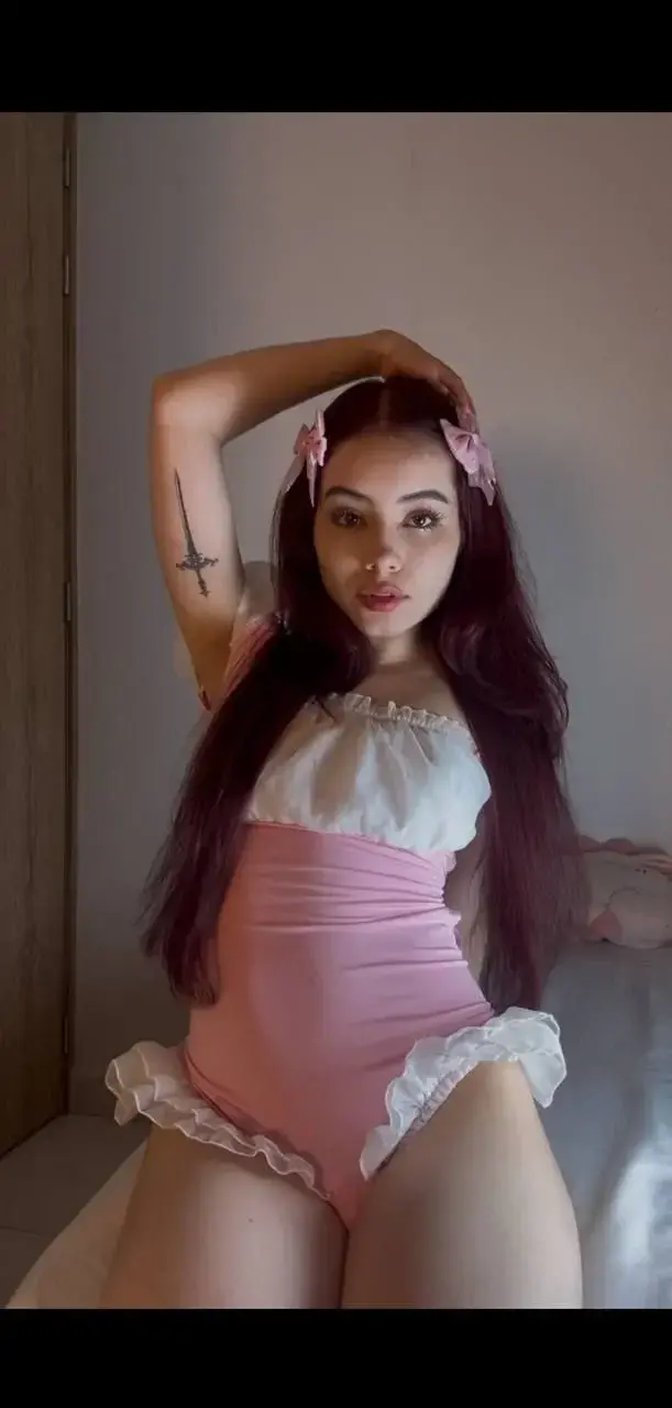 Leak public de Emmaviie — « Code gratuit EMMA100, j'avoue, j'ai passé la soirée à penser à ce que tu aimerais voir ici » (nude) sur MYM