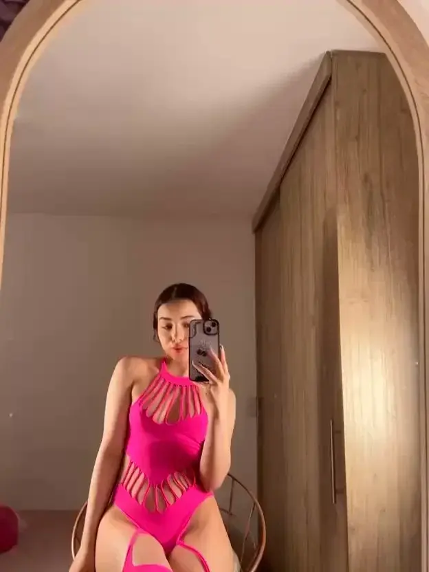 abo gratuit avec EMMA100, si tu likes ce post j’te débloque 2 photos perso