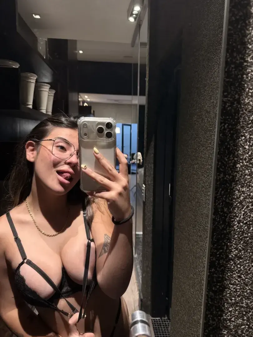 Aperçu public — Gemmaprt : « 💋 Abo GRATUIT 🔞 Je te fais un petit coucou… avec très peu de tissu 😈 » (MYM) — pas un leak