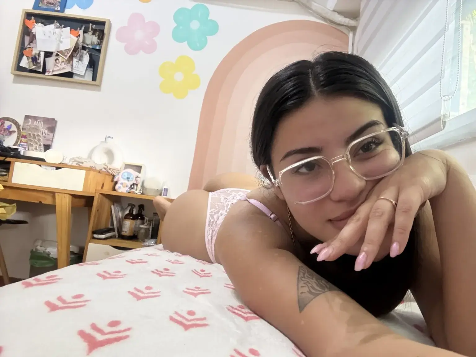 🌶️ Abonnement gratuit bb 🫶 Mes courbes te disent bonjour… et au revoir au sommeil