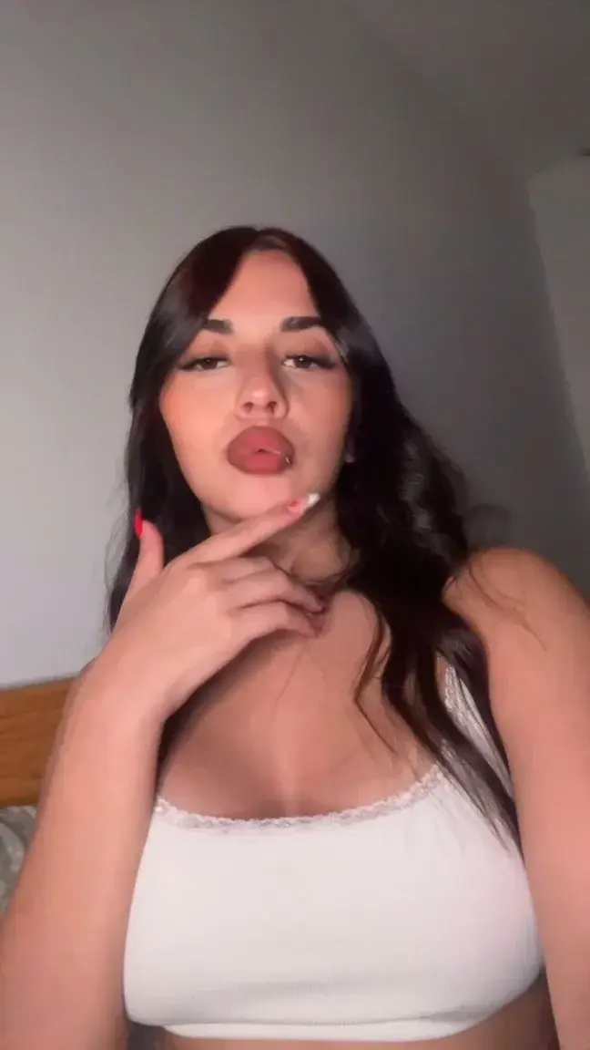 Leak & nude MYM — Clara_torres : « Viens voir comment je bouge sur mes vidéos 😈 » (MYM)