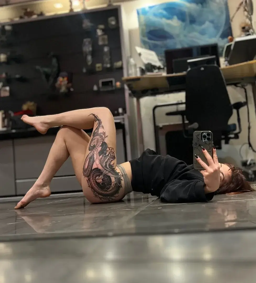 Leak & nude MYM — Krokmiten : « 🤍🖤 » (MYM)