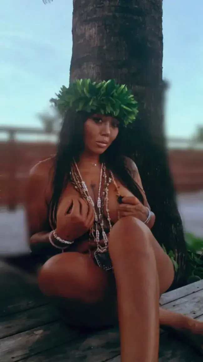 Leak & nude MYM — Asianbusty : « La vahiné filles des îles t'attend ton son univers chaud et ensoleillé sur sa peau dorée 🔥🌺🌞 » (MYM)