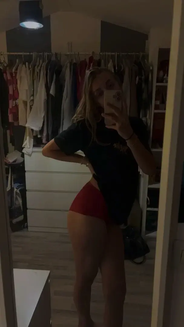 Leak public de Lealoove — « Mon mym gratuit avec le code: LEA6  👀👇🏻Cadeau gratuit si tu t’abonnes 😋🤤#Sexy #jeune #glamour » (nude) sur MYM