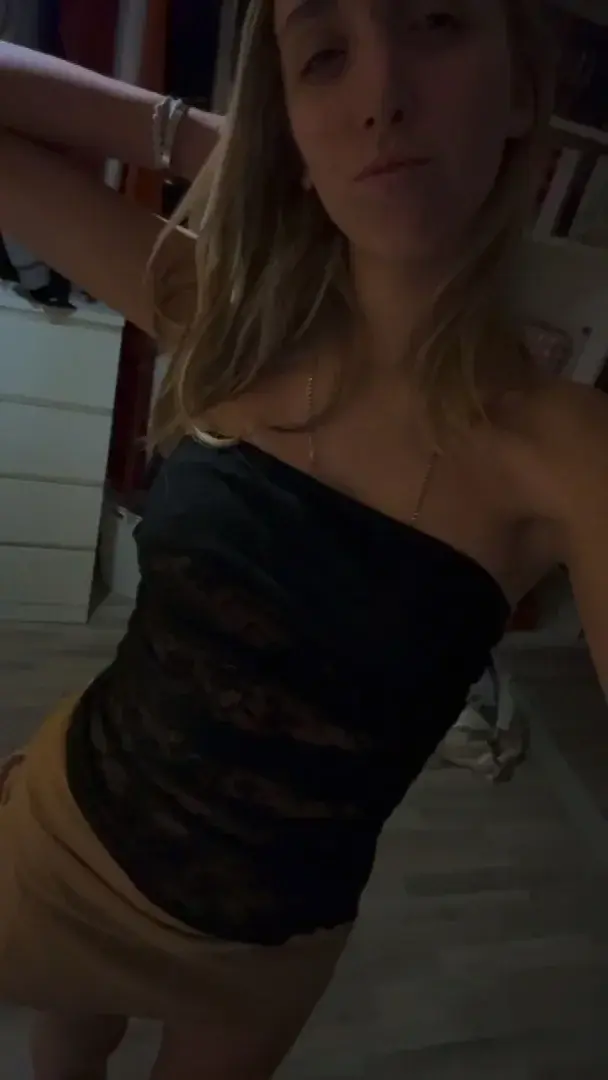 Leak public de Lealoove — « Mon mym  gratuit avec le code: LEA6  🎁👇🏻Cadeau gratuit si tu t’abonnes🥵😋#étudiante #Sexy #Glamour » (nude) sur MYM