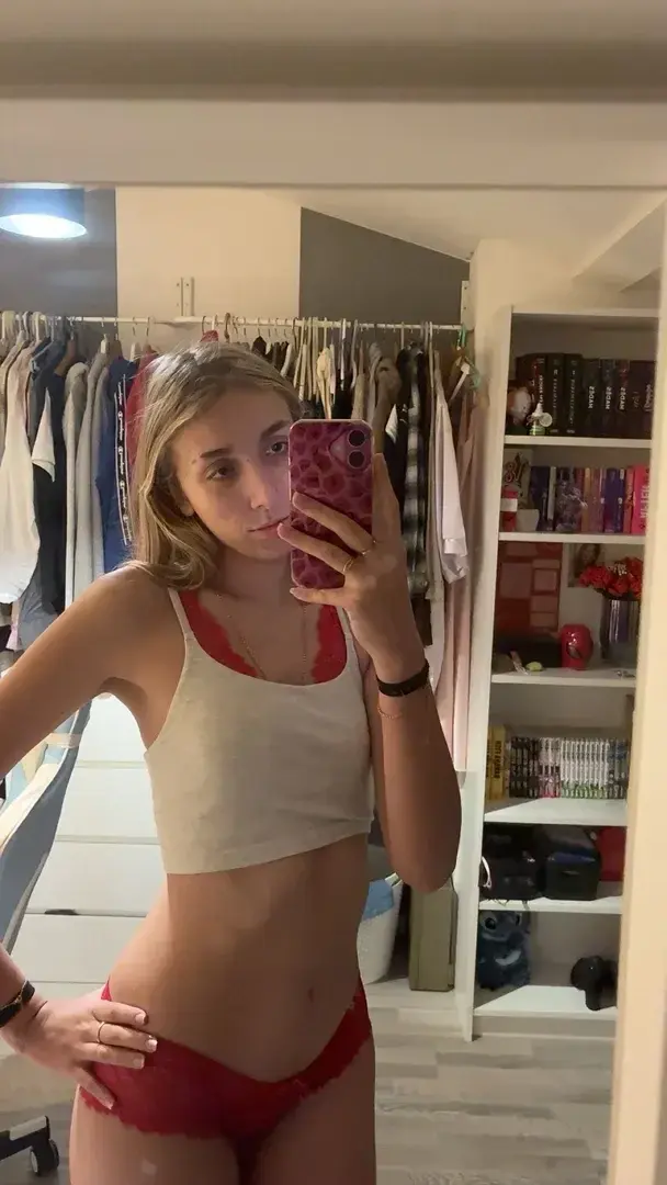 Leak public de Lealoove — « MYM Gratuit - Abonne toi pour kiffer 🤭🎁👇​Ma nouvelle vidéo Spéciale Saint Valentin t'attend en privé...Et likes mes derniers post pour en voir + encore🥵#SaintValentinMYM #sexy #solo » (nude) sur MYM