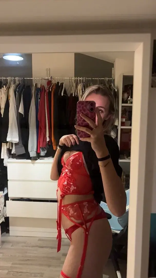 Leak & nude MYM — lealoove : « MYM Gratuit - Abonne toi pour kiffer 🤭🎁👇​Ma nouvelle vidéo sexy t'attend 🥰Et likes mes derniers post pour en voir + encore🥵#sexy #solo #blonde #française » (MYM)