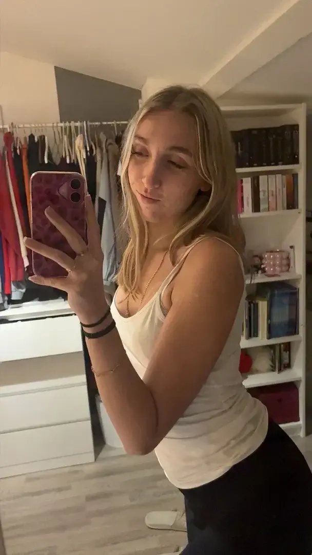 Leak public de Lealoove — « MYM Gratuit - Abonne toi pour kiffer 🤭🎁👇​Ma nouvelle vidéo sexy t'attend 🥰Et likes mes derniers post pour en voir + encore🥵#sexy # glamour #jeune » (nude) sur MYM