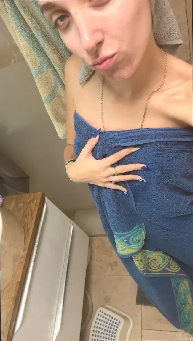 Leak & nude MYM — lealoove : « MYM Gratuit - Abonne toi pour kiffer 🤭🎁👇Ma nouvelle vidéo sexy t'attend 🥰Et likes mes derniers post pour en voir + encore🥵 » (MYM)
