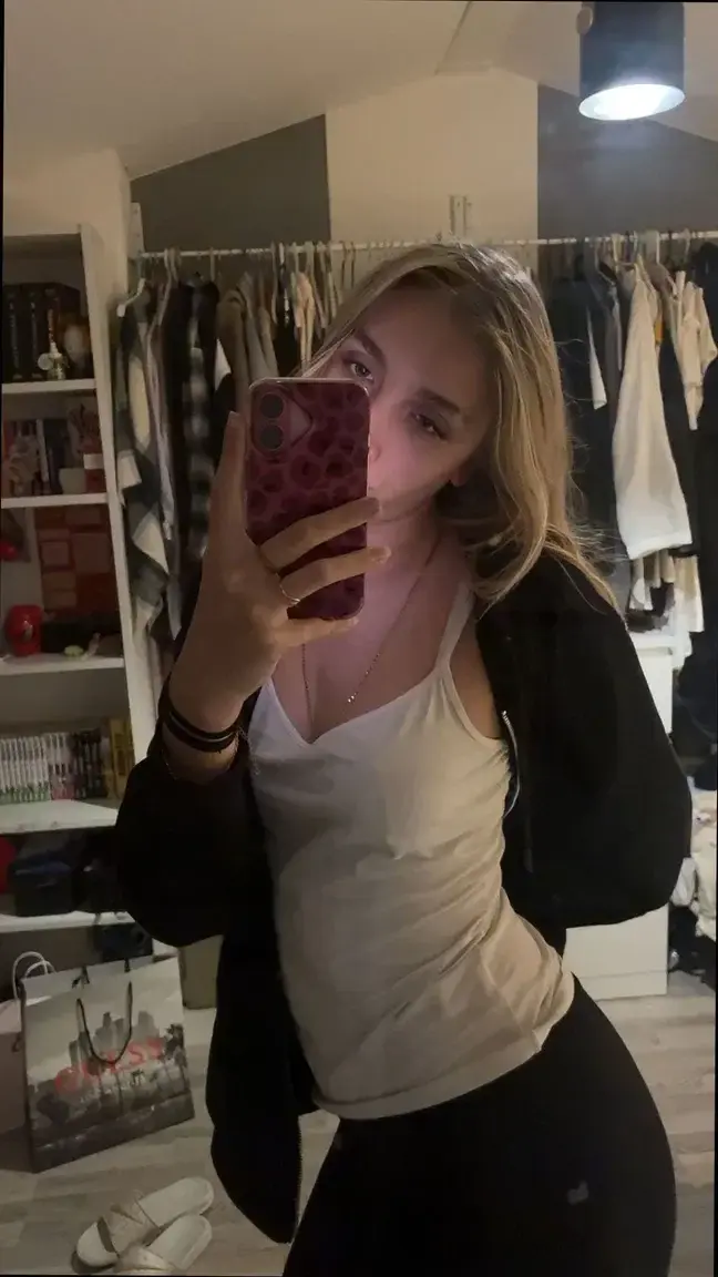 Leak & nude MYM — lealoove : « MYM Gratuit - Abonne toi pour kiffer 🤭🎁👇​Ma nouvelle vidéo sexy t'attend 🥰Et likes mes derniers post pour en voir + encore🥵 » (MYM)