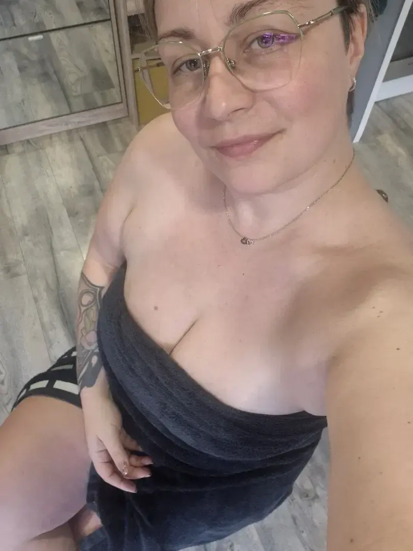 Je sors juste du bain ! Je me sens toutes fraiches ! Détendue , et je voudrais bien qu'on se détende encore ensemble 😛😘