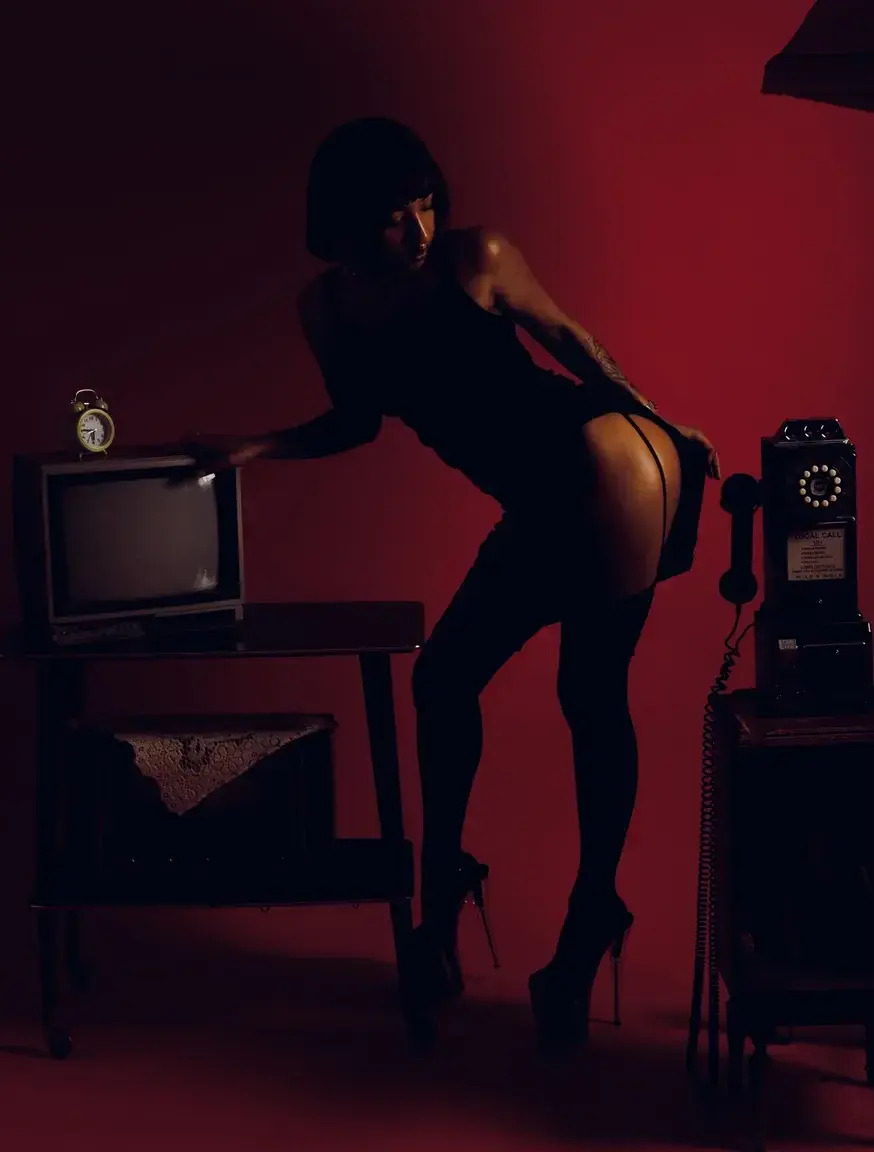Leak & nude MYM — juliejoliecoquine : « Comme une page qu’on tourne doucement du bout des doigts, me voilà de retour…Un nouveau lieu, une nouvelle lumière, mais toujours la même envie de vous retrouver.Cette première image se dévoile à demi, comme un murmure, pour vous souhaiter la bienvenue ici.À ceux qui m’ont connue avant : j’espère que nos chemins se recroiseront, et je vous présente mes excuses pour cette longue absence qui, parfois, était nécessaire pour mieux revenir.N’hésitez pas à m’écrire… je vous reconnaîtrai, même derrière les silences du temps.Merci d’être là, simplement.Gros bisous. 💋✨ » (MYM)
