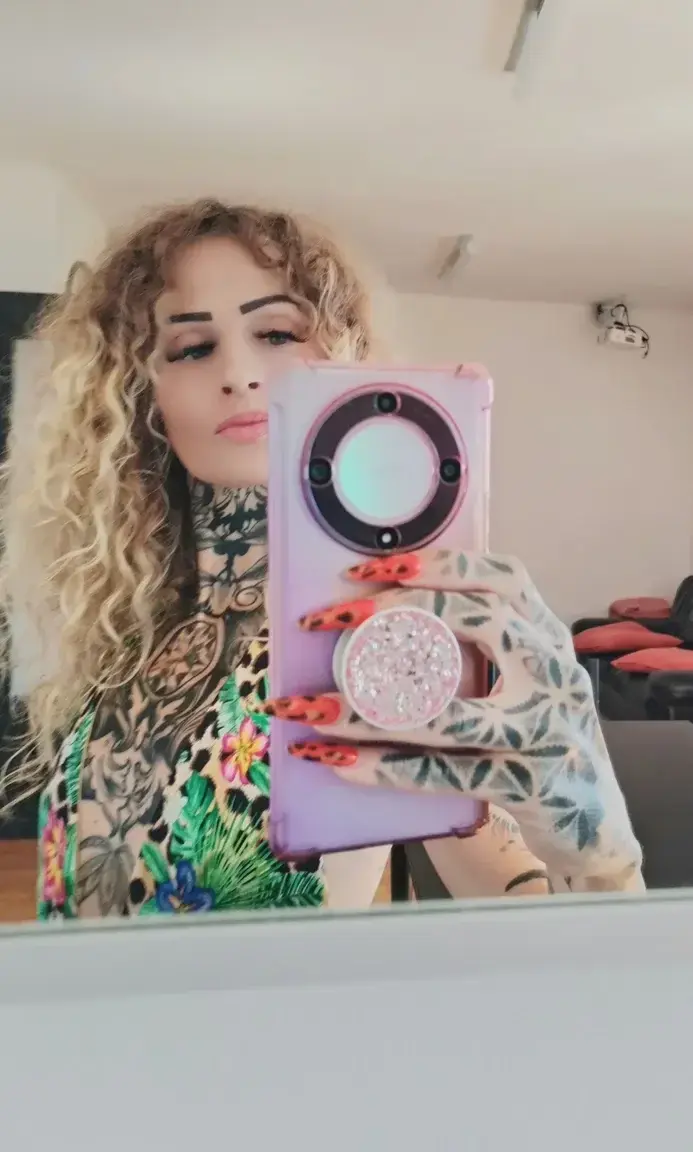 Si tu veux voir plus de mes tatoos abonne toi j'en ai partout 😉