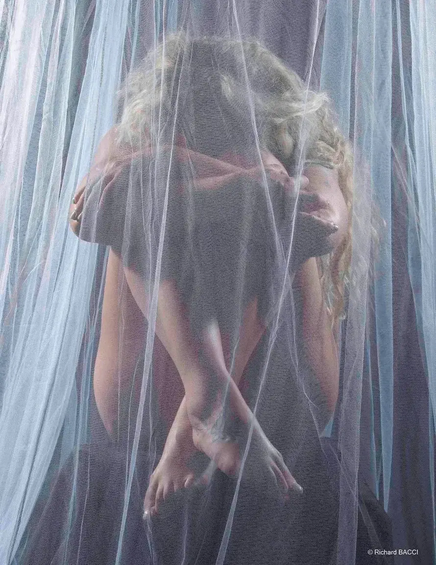 n voile, une lumière, une ombre.Le corps se devine, plus qu’il ne se montre.Entre douceur et mystère, chaque reflet raconte une émotion.Un moment suspendu, où la sensualité se cache dans la lumière. ✨
