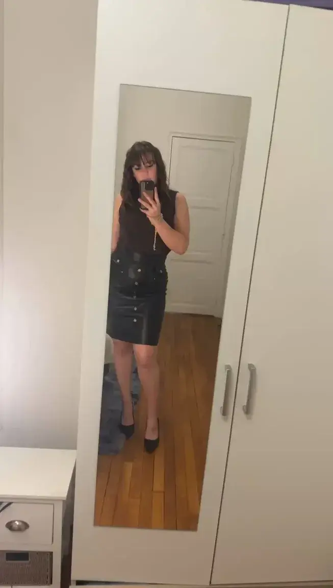 Leak & nude MYM — Elisadrd : « Abonnement 100% gratuit O€, aucun code 🙈#brunette #mignonne #porn » (MYM)