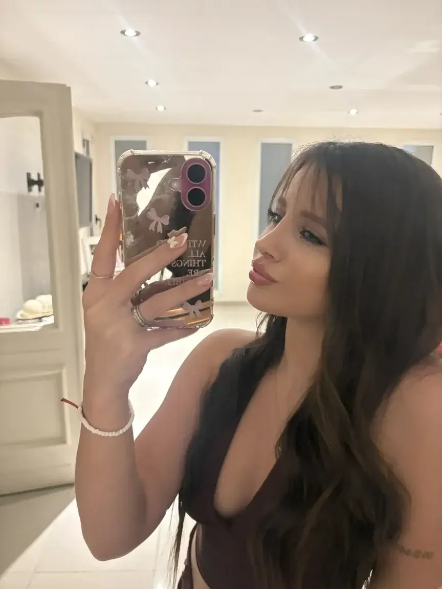 Leak & nude MYM — petitefraise_ : « Si tu like mon post, mon abonnement est gratuit en illimité 🍓 » (MYM)