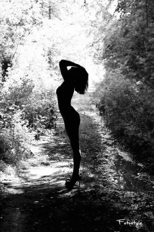 Leak & nude MYM — Unicorninfire03 : « Venez découvrir quelle ombre se cache derrière cette magnifique photo 🥰 » (MYM)