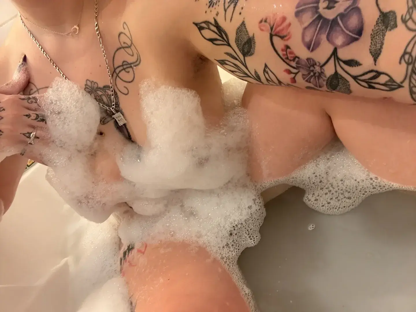 Leak & nude MYM — Unicorninfire03 : « C’est l’heure du bain 🛁Qui veut voir ce que cache cette jolie mousse 🫧Hésites pas à me rejoindre 🥵 » (MYM)